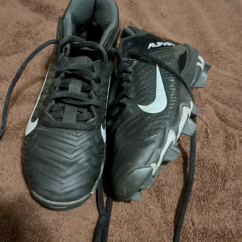 Kids size 2.5Y Football cleats